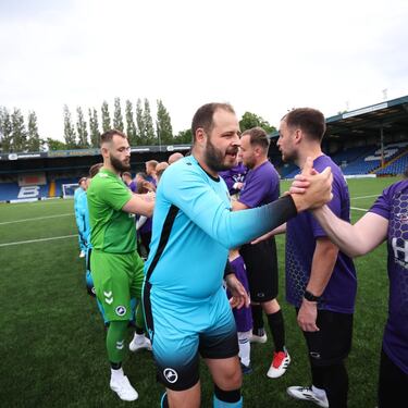 Los jugadores reciben recompensas no solo por ganar partidos, sino también por bajar de peso, y el progreso semanal en la pérdida de peso cuenta para los objetivos del equipo.

