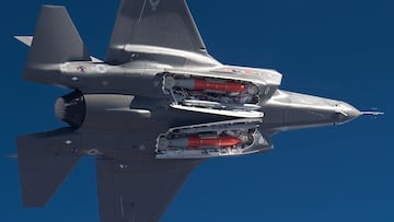 Avión F-35 con dos bombas B61-12