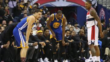 Feb 28, 2017; Washington, DC, USA; Golden State Warriors forward Kevin Durant (35) holds his knee after being injured against the Washington Wizards in the first quarter at Verizon Center. Mandatory Credit: Geoff Burke-USA TODAY Sports