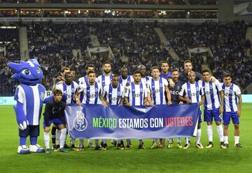 El Porto se sumó a la ola de solidaridad con México, y ante el Portimonense, en duelo de la jornada 7 de la liga portuguesa, no solo posaron con una pancarta en apoyo a nuestro país tras el terremoto, sino pusieron el ‘Fuerza México’ en la parte posterior de sus camisetas. ‘Los Dragones’ vencieron 5-2, con ‘Tecatito’, Héctor Herrera y Diego Reyes en la cancha; el primero incluso se dio el lujo de asistir el tercer gol de su equipo.