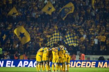 Tigres al centro del campo escuchando el mensaje del capitán.
