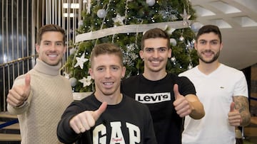Iñigo Martínez, Muniain, Córdoba y Núñez posan para AS junto a un árbol de Navidad