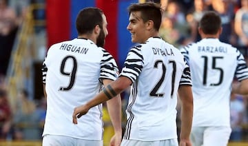 Bologna (Italy), 27/05/2017.- Juventus' Paulo Dybala (C) celebrates with his teammate Gonzalo Higuain (L) after scoring the 1-1 equalizer during the Italian Serie A soccer match between Bologna FC and Juventus FC