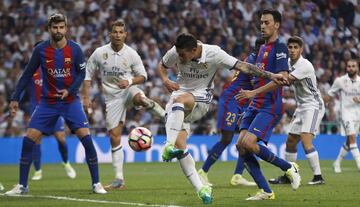 James marcó en el minuto 85 el 2-2 parcial. Despúes terminó perdiendo con gol de Messi.