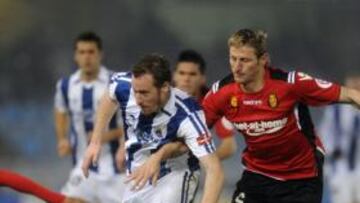 <b>TRABAJADO. </b>Zurutuza se va de Rubén y de Joao Victor, en el suelo, en el esforzado triunfo de ayer de la Real ante el Mallorca.