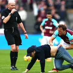 Angry West Ham fans vent fury at club directors