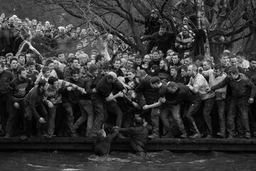 Todo el pueblo se enfrenta en este histórico partido anual en Ashbourne, Derbyshire, UK.