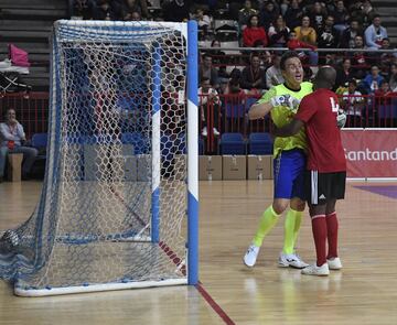 Partido benéfico entre Amigos de Benjamín y Ortiz contra Amigos de Ricardinho en el Polideportivo Municipal Jorge Carbajosa de Torrejón de Ardoz para el fomento del deporte en Guinea Ecuatorial.