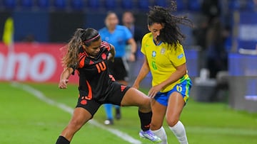Colombia's midfielder #10 Leicy Santos and Brazil's defender #06 Yasmin fight for the ball during the Women's Copa America 2025 football match between Brazil and Colombia at the IDV stadium in Quito on July 25, 2025. (Photo by Rodrigo BUENDIA / AFP)