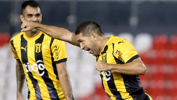 ASU17. ASUNCI&Oacute;N (PARAGUAY), 12/04/2017.- Luis Cabral (d) de Guaran&iacute; celebra un gol ante Zamora hoy, mi&eacute;rcoles 12 de abril de 2017, durante un partido por la Copa Libertadores entre el Guaran&iacute; de Paraguay y Zamora de Venezuela, en el estadio Defensores Del Chaco, en Asunci&oacute;n (Paraguay). EFE/Andr&eacute;s Cristaldo