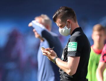 El árbitro Alexander Sather con una mascarilla durante el partido entre el RB Leipzig y el SC Freiburg.