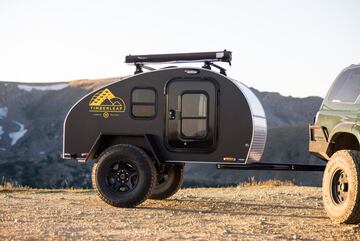 Poco espacio y bien amortizado. Tan solo lo más necesario y sin tonterías. Un accesorio de quita y pon esencial para tener lo más básico en el momento adecuado: una cama, electricidad, gas y comodidad por el módico precio de 11.750 dólares. Toda una casa 