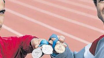 <b>DISCÍPULO Y MAESTRO. </b>Juan Carlos de la Ossa muestra sus platas de 2003 y 2004 y Antonio Serrano el bronce que logró diez años antes.