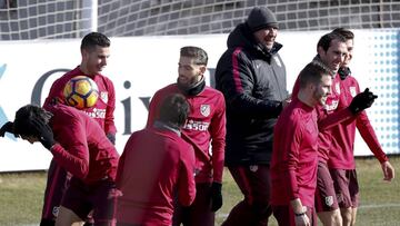 GRA056. MAJADAHONDA (MADRID), 21/01/2017.- El segundo entrenador del Atlético de Madrid, Germán Burgos (c), junto a algunos de los jugadores, durante el entrenamiento realizado hoy en Cerro del Espino, de cara al partido de la 19 jornada de Liga de Primera División que el equipo disputará mañana frente al Athletic Club en San Mamés. EFE/Ballesteros