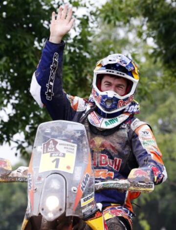 El piloto español Marc Coma del equipo Red Bull KTM Factory Rally celebra con su equipo la victoria en el Dakar 2015 al término de la última etapa de apenas 174 kilómetros entre Rosario y Buenos Aires. Coma (KTM) consiguió hoy su quinta corona del Dakar al finalizar primero en esta séptima edición sudamericana.