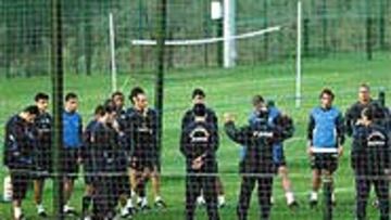 <B>TERAPIA DE GRUPO</B>. Irureta mantuvo una charla con sus jugadores durante el entrenamiento de ayer.