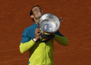 Rafa Nadal celebrando su 14º Roland Garros, ya con el trofeo entre sus manos. 