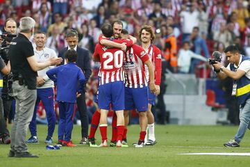 Godín abraza a Juanfran y a Koke durante el homenaje de despedida. 