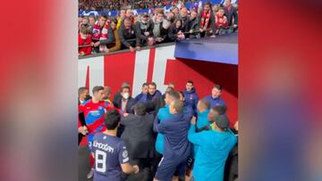 Nueva toma antes de entrar al túnel de vestuarios que muestra quién empezó la trifulca