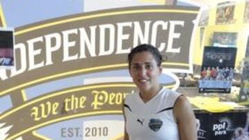 <b>UNA ESTRELLA. </b>Verónica Boquete, la estrella de Philadelphia, posa ante un cartel del equipo.