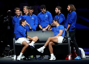 Nadal y el resto del equipo de Europa, visiblemente emocionados, durante el show de la retirada de Federer en la Copa Laver disputada en 2022.