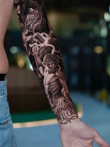 Recientemente ha trabajado con el popular creador de contenido español afincado en Andorra, WillyRex.
El influencer tenía la piel limpia de tinta y se tatuó una obra de arte de Ganga en el brazo.