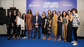 la Selecci&oacute;n espa&ntilde;ola de baloncesto femenino y el seleccionador Lucas Mondelos en la presentaci&oacute;n del documental &#039;Venciendo los l&iacute;mites&#039;.