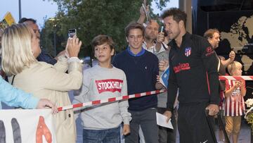 Simeone, aclamado por los hinchas en su llegada a Estocolmo.