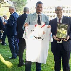 El Sevilla recibe la placa de oro de la Real Orden del Mérito Deportivo