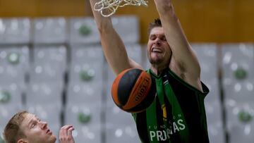 Conor Morgan realiza un mate durante el partido entre el Joventut y el Retabet Bilbao.