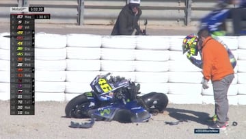 Rossi destruye la Yamaha contra las protecciones