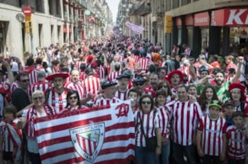 Miles de aficionados del Athletic Club han tomado las calles de la Ciudad Condal. Ambas aficiones disfrutan de la fiesta previa al partido.