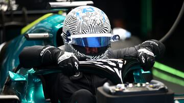 Fernando Alonso se sube al Aston Martin durante el test de Abu Dhabi.