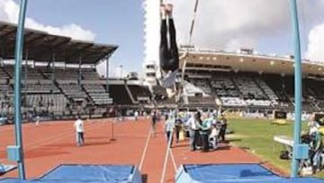 <b>PREPARATIVOS.</b>El viejo, pero remozado Estadio Olímpico de Helsinki, acogió ayer los últimos entrenamientos de los atletas. A partir de esta mañana, las competiciones.