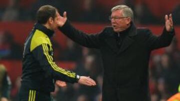 Alex Ferguson protesta al cuarto árbitro la expulsión de Nani.