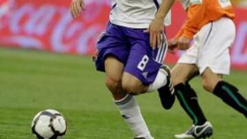 <b>EN EL AIRE. </b>Ander avanza con el balón durante el partido del pasado sábado frente al Málaga.