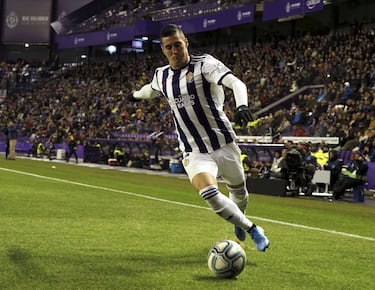 ¿Qué jugadores han cambiado de equipo sin debutar en el mismo mercado de fichajes?