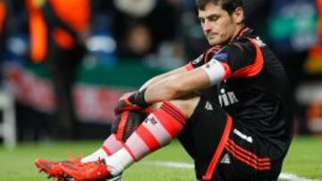 Casillas se lamenta después de uno de los goles del Borussia.