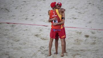 Adrián Gavira y Pablo Herrera celebran un punto durante el Mundial de Viena.