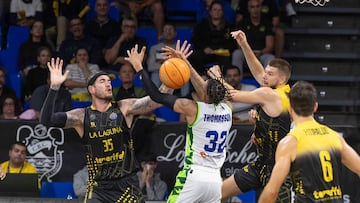 El escolta del Tofas Bursa Joe Thomasson y los jugadores del CB Canarias Guerra y Rokas Giedraitis, durante el partido de la Liga de Campeones de baloncesto que CB Canarias y Tofas Bursa han disputado este martes en el pabellón Santiago Martín, en La Laguna.