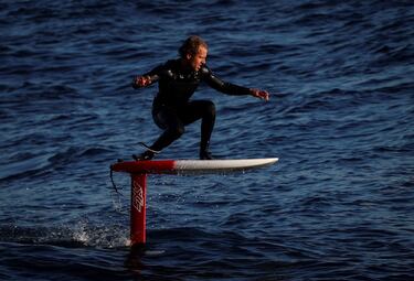 Un joven practica hydrofoil en la bahía de La Concha, en San Sebastián. El hydrofoil o foil surfing cuenta con un gran número de adeptos en todo el mundo, incluida España. Se trata de una tabla de surf unida a una aleta submarina que se eleva sobre el agua conforme aumenta la velocidad, lo que permite surfear incluso en ausencia de olas
