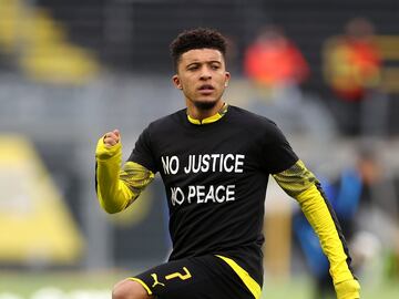 Los jugadores del Borussia Dortmund calentaron con camisetas con mensajes contra el racismo antes de su partido contra el Hertha. Jadon Sancho.  