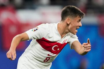 Durante gran parte del encuentro, Güler dirigió a su selección. 