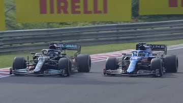 Alonso se defiende de Hamilton en el GP de Hungr&iacute;a.