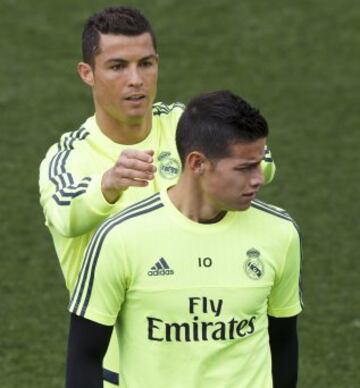 Tirón de orejas de Cristiano Ronaldo a James.
