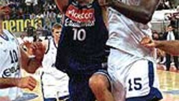 <B>DECISIÓN.</B> Valiente entrada de Carlos Jiménez, ante Ben Davis.