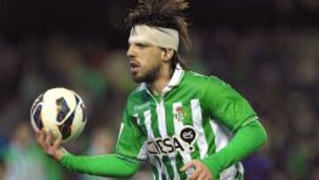 El centrocampista del Real Betis Be&ntilde;at Etxebarria se dispone a lanzar un corner durante el partido de Liga ante el Real Valladolid, disputado esta noche en el estadio Benito Villamar&iacute;n, en Sevilla. 