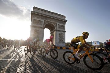 Egan Bernal es el campeón del Tour de Francia. el colombiano se convirtió en el primer latinoamericano en conquistar la carrera. Los mejores momentos del ciclista en competencia.