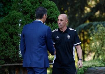 Pedro Sánchez, presidente del Gobierno en funciones y Luis Rubiales, presidente de la RFEF se estrechan las manos antes de la ceremonia.