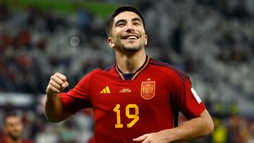 GR3140. DOHA (CATAR), 23/11/2022.- Carlos Soler de Espa?a celebra un gol hoy, en un partido de la fase de grupos del Mundial de F¨²tbol Qatar 2022 entre Espa?a y Costa Rica en el estadio Al Zumama en Doha (Catar). EFE/Jos¨¦ M¨¦ndez